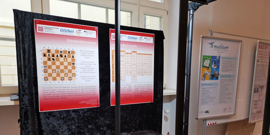 Abbildung 5: DiSiNet-Ausstellungsstand zur Entwicklung von Standardprozessen mittels Schachs