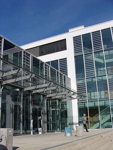 Abbildung: Außenansicht des Hauptgebäudes der Hochschule Offenburg