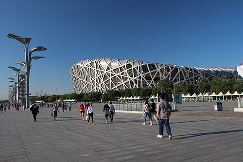 Olympiastadion „The Nest“ von Beijing (Peking) in direkter Nachbarschaft