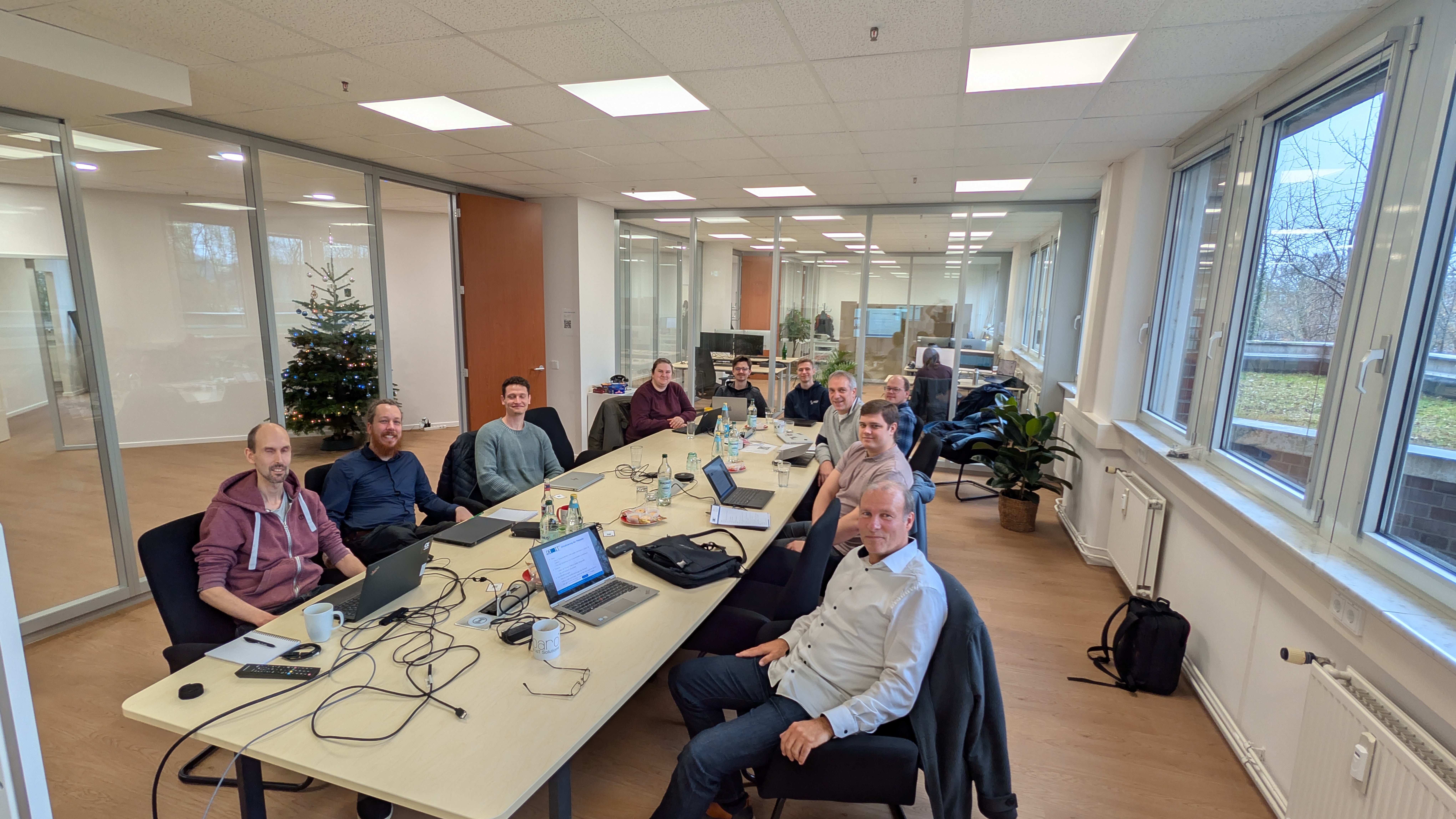 Teilnehmer des Konsortialtreffens in den neuen Räumlichkeiten von Lobaro