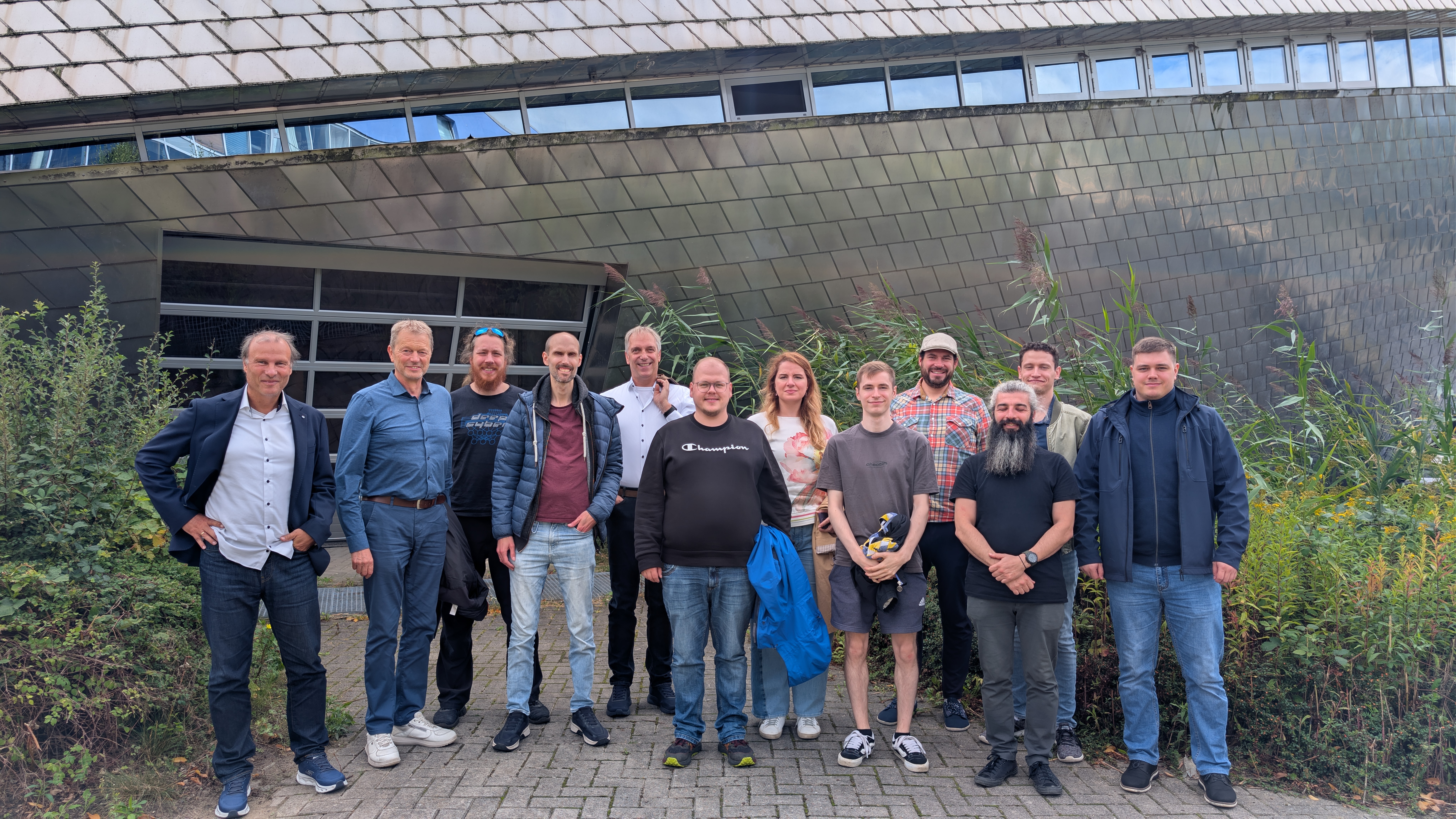 Abbildung 2: Gruppenfoto aller Projektpartner vor dem Universum