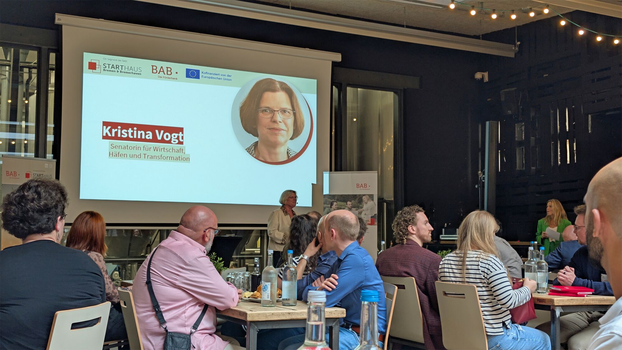 Abbildung 2: Wirtschaftssenatorin Kristina Vogt spricht über den KI-Standort Bremen