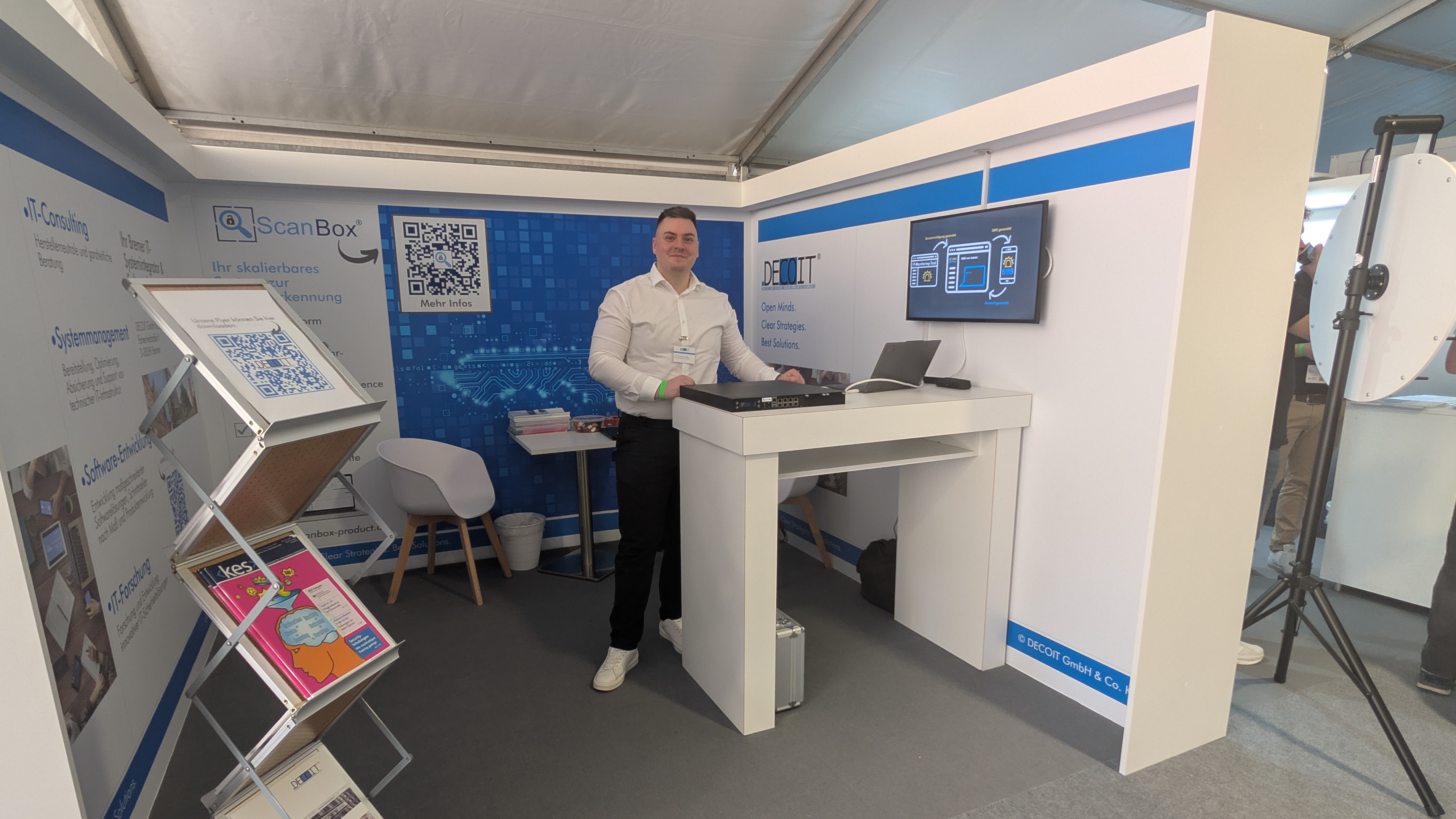 Abbildung 2: Stand der DECOIT® mit den Schwerpunkten ScanBox® und SMS-Gateway