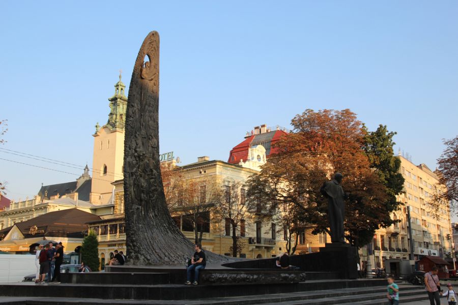 Abbildung 5: Eingang zur Altstadt von Lviv mit Mahndenkmal